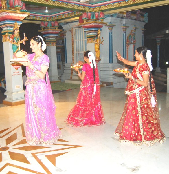 In the end Kumari Somashekhari and her students performed an Arati Dance and distributed 
the Arati to all devotees
